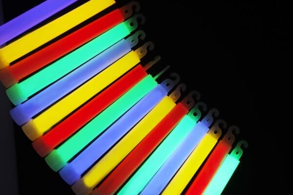 Pack of 72 Glow Sticks 15cm with Lanyards – Assorted Neon Colours – Party Bag Fillers, Camping, Raves, Festivals & Glow in the Dark Fun for Kids & Adults